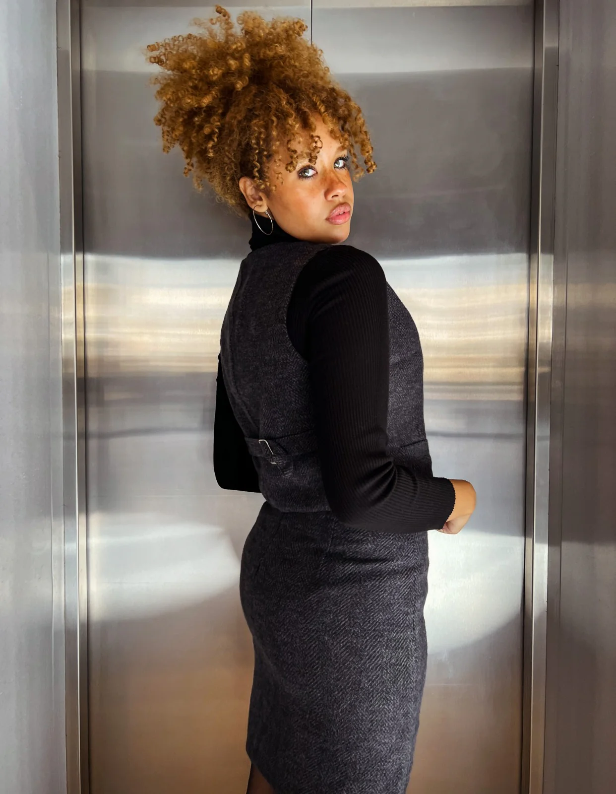 Black Textured Knee Length Skirt - Image 4