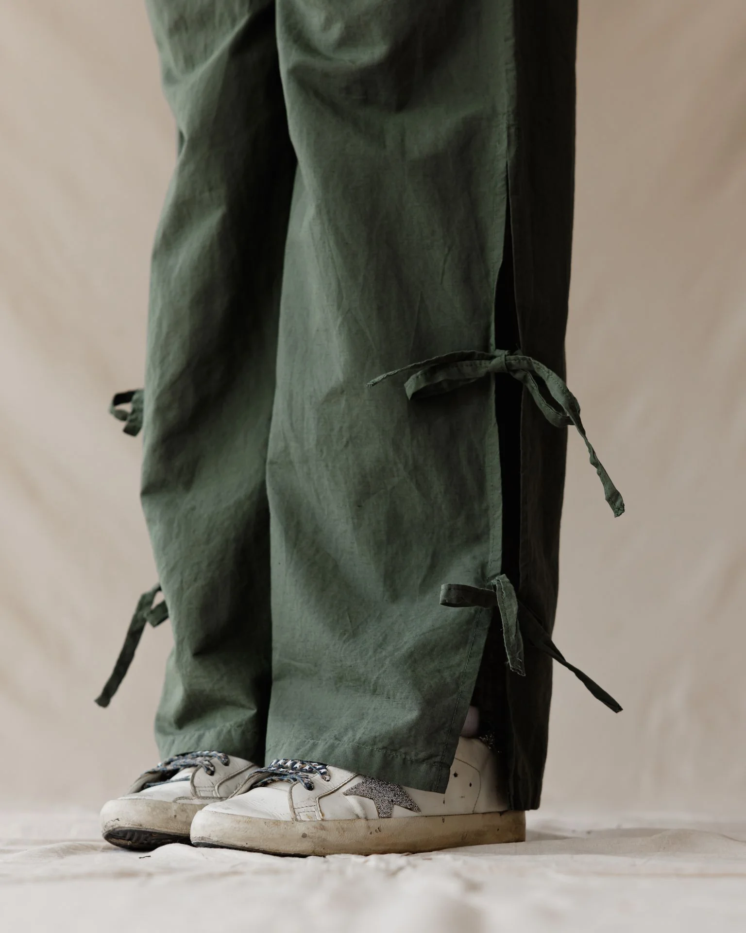 Side-tie Linen Olive Pants - Image 4