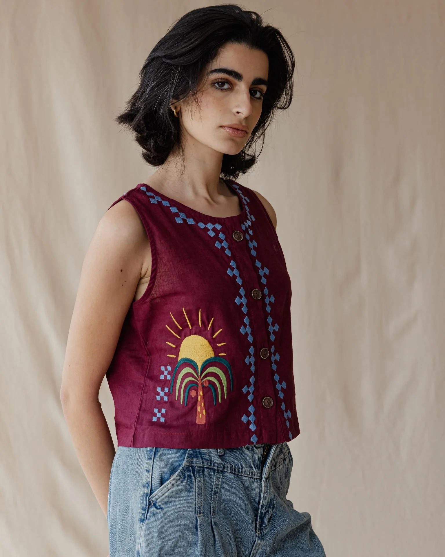 Sunflare Gecko Embroidered Vest Burgundy - Image 4