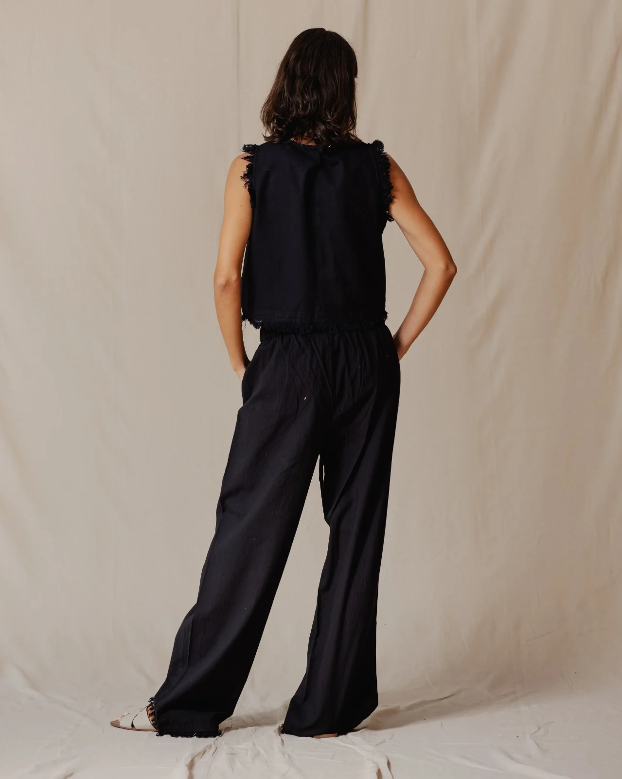 The Island Linen Set Black - Image 2