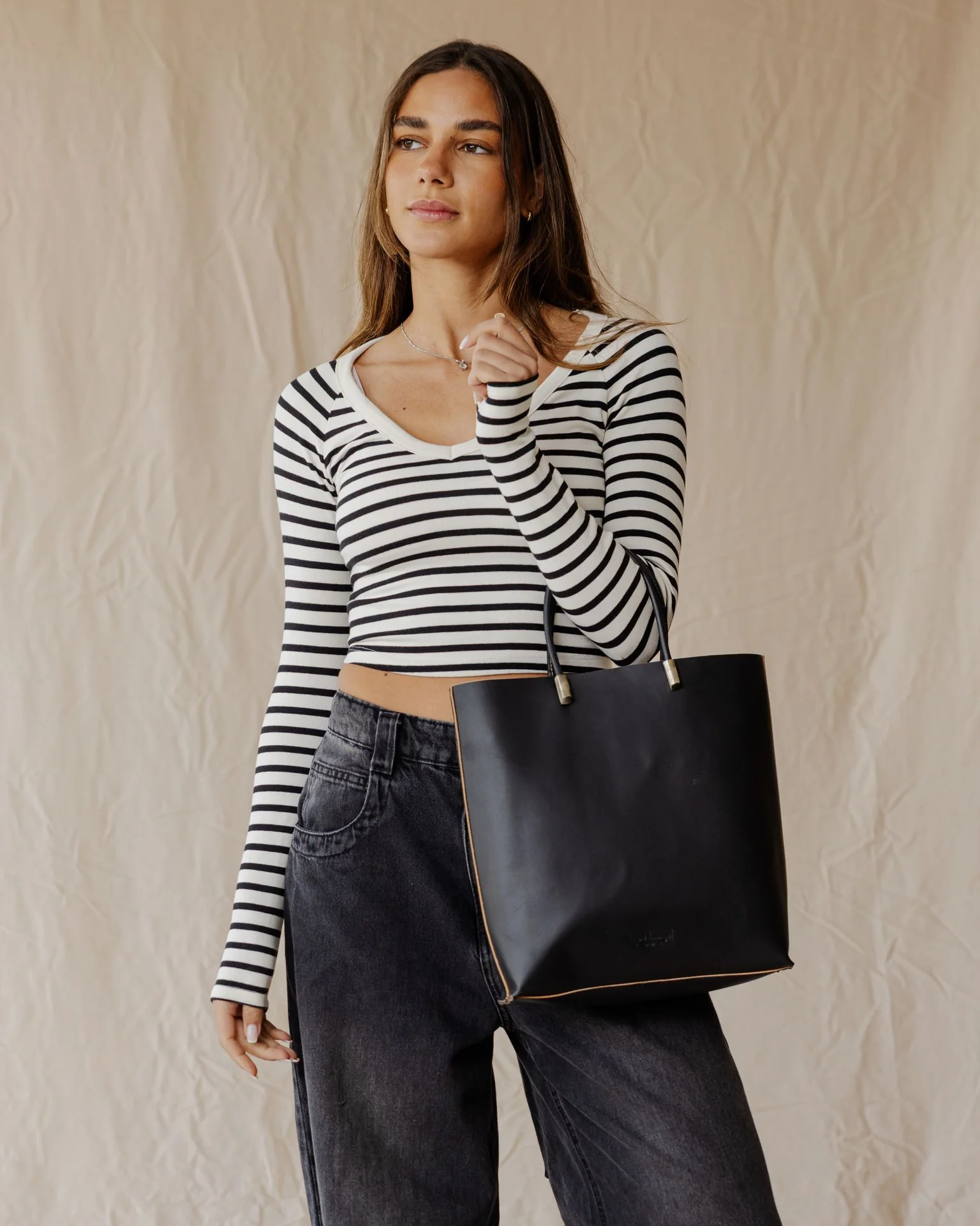 The Linea Genuine Bag In Black - Image 3