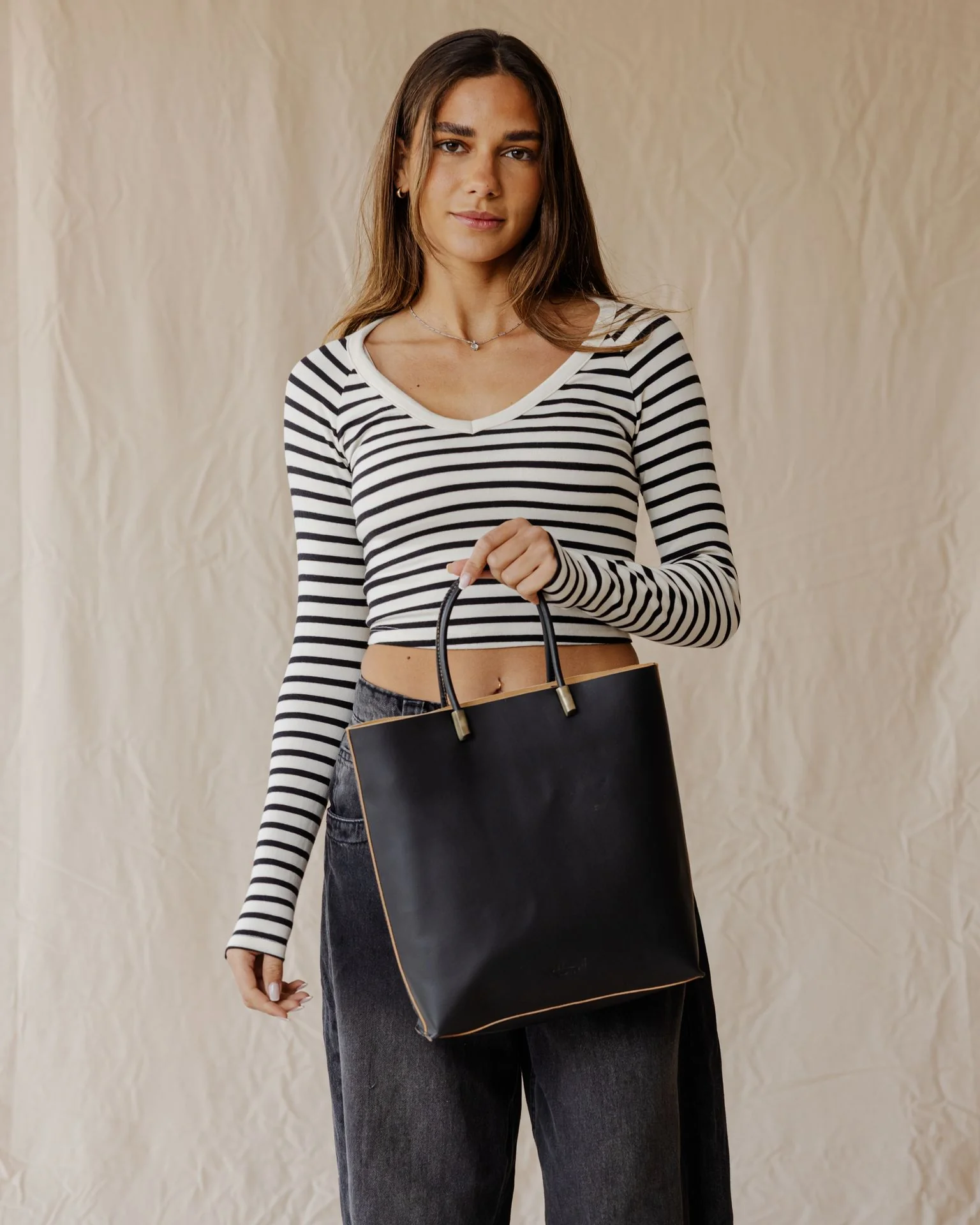 The Linea Genuine Bag In Black - Image 4