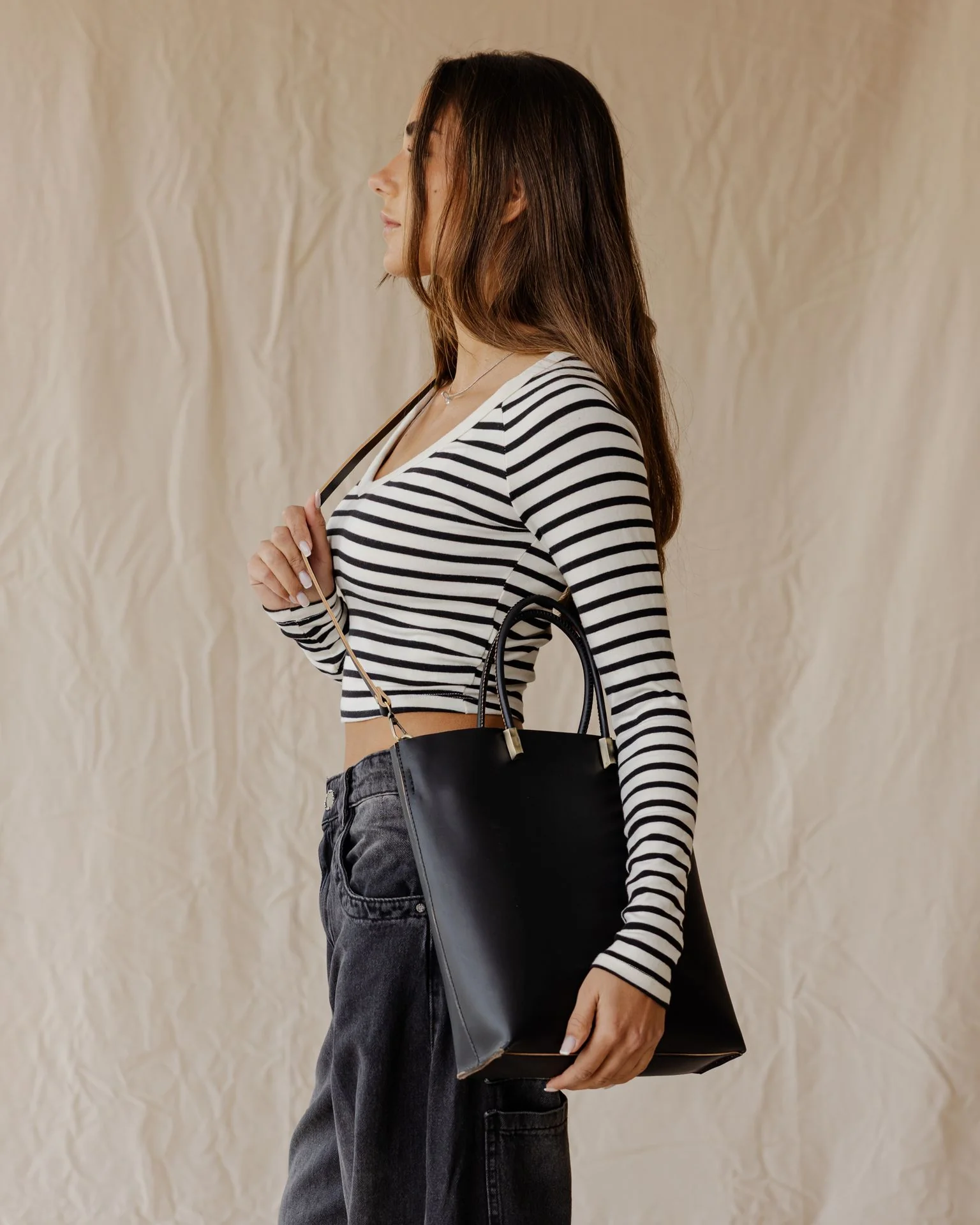 The Linea Genuine Bag In Black - Image 5