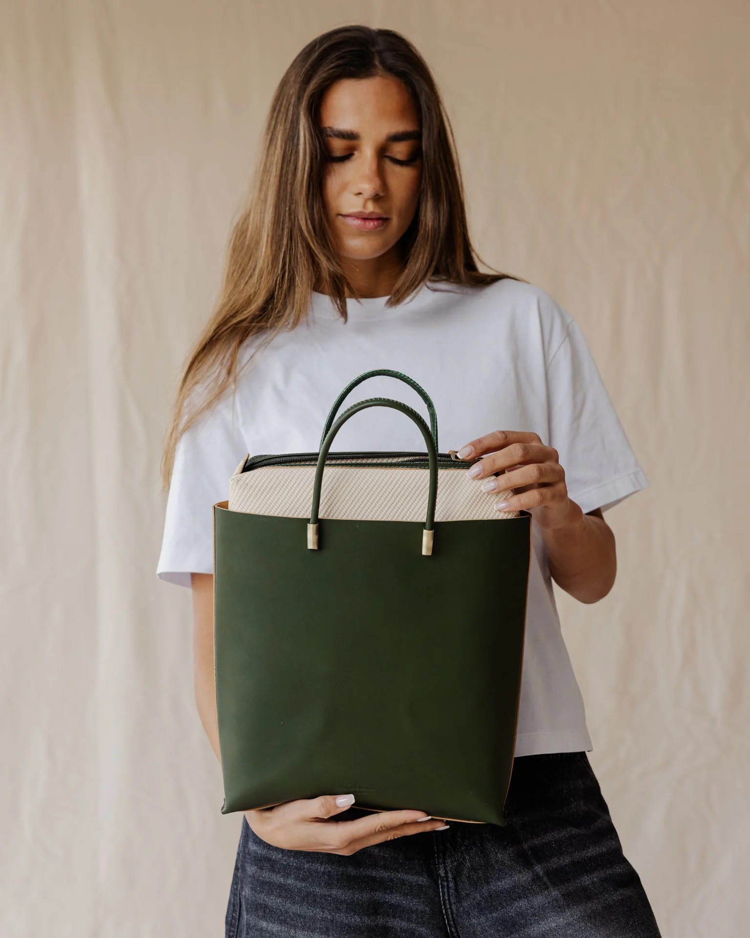 The Linea Genuine Tote Bag In Olive - Image 4