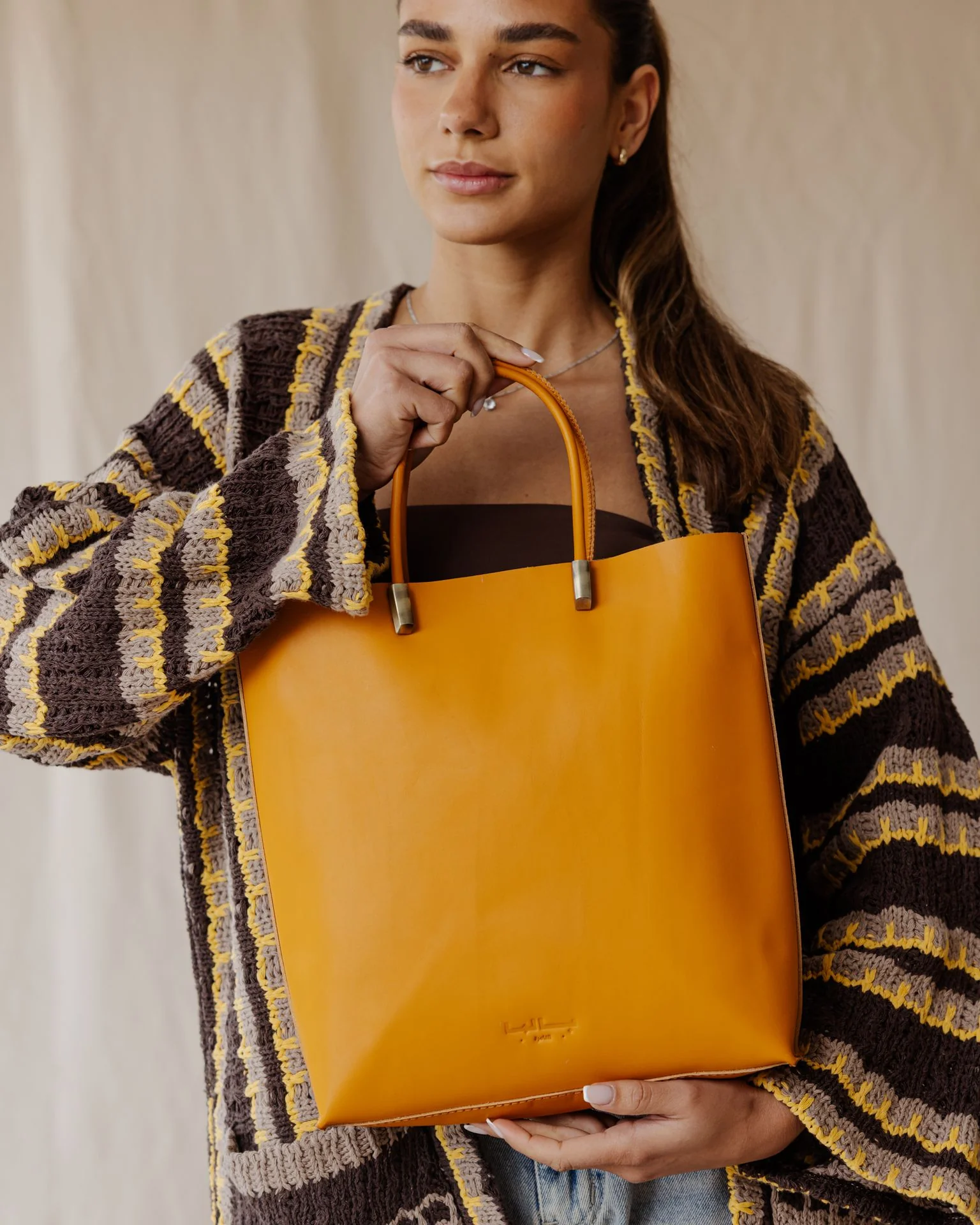 The Linea Genuine Tote Bag In Tan - Image 3