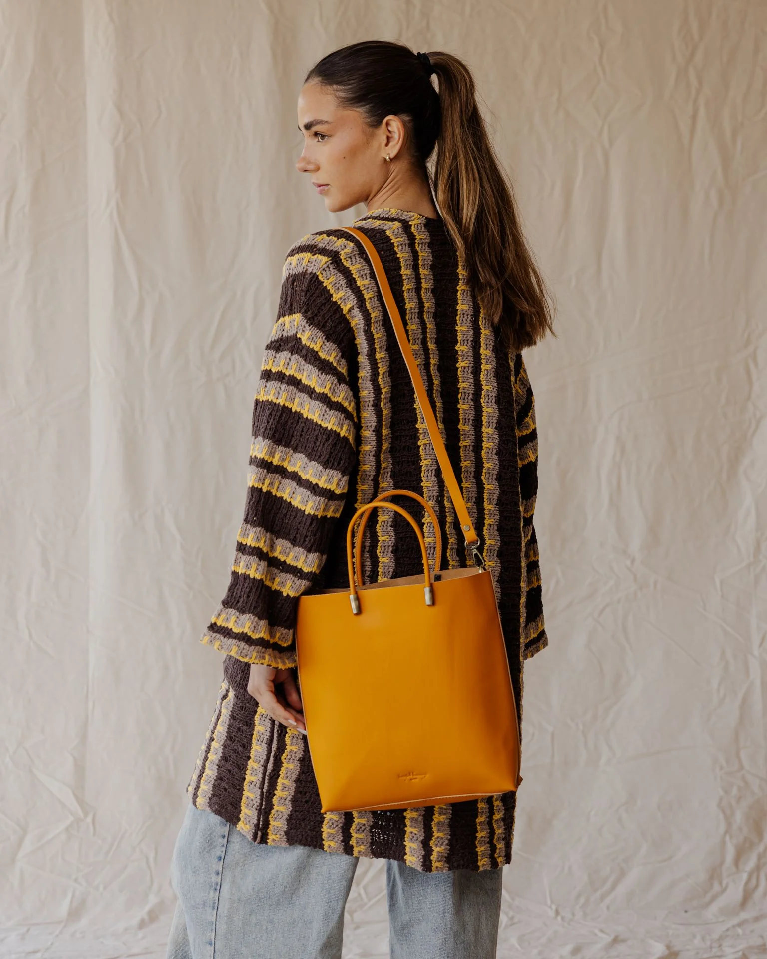 The Linea Genuine Tote Bag In Tan - Image 4