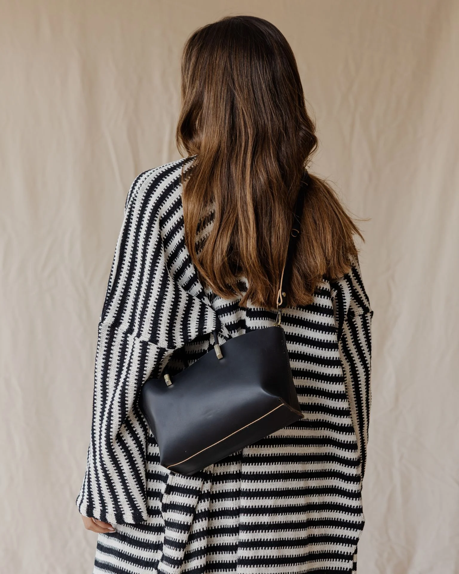 The Luce Genuine Bag In Black - Image 4