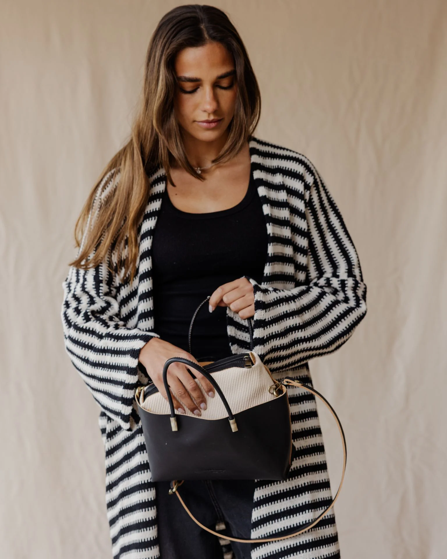 The Luce Genuine Bag In Black - Image 5
