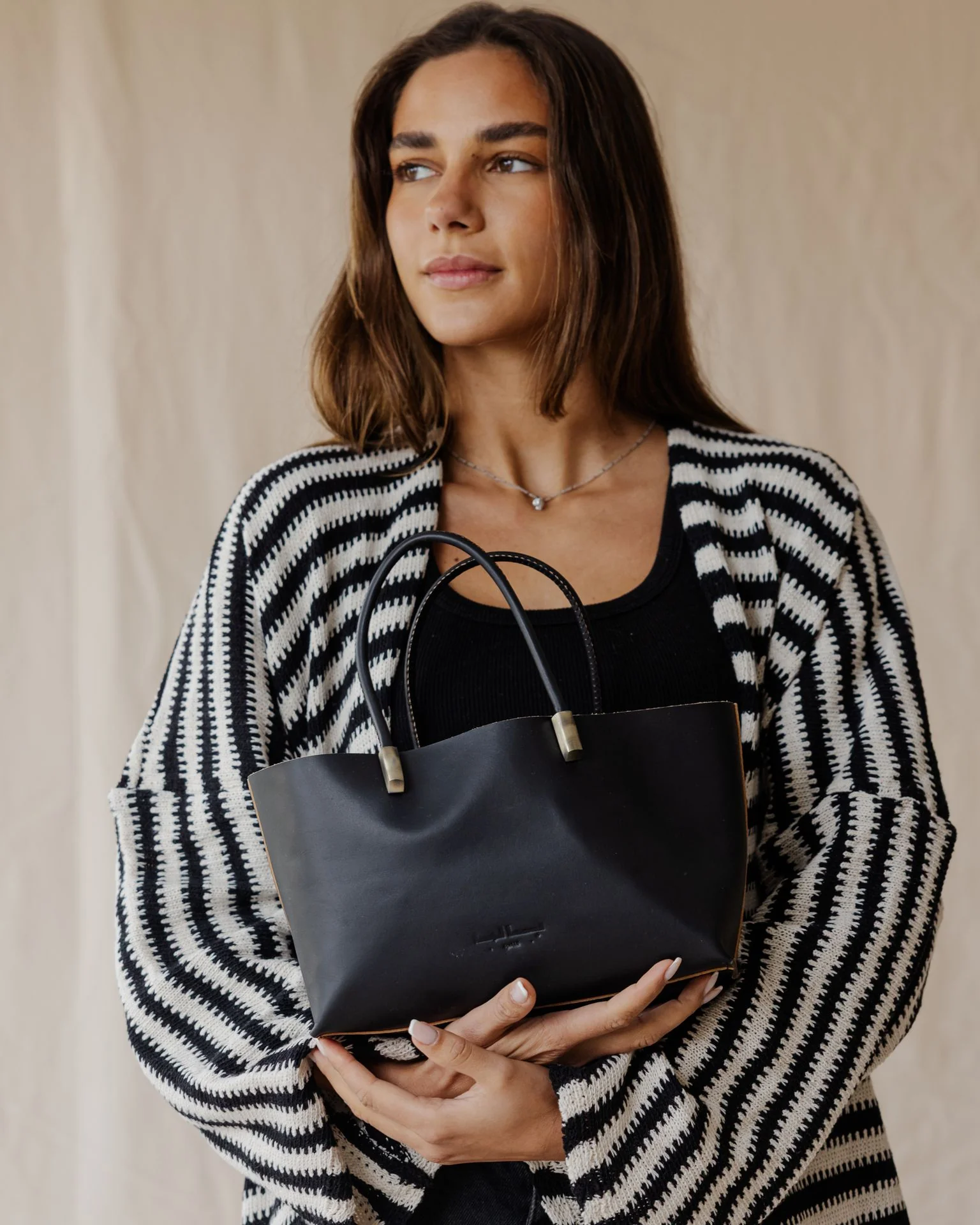 The Luce Genuine Bag In Black - Image 6
