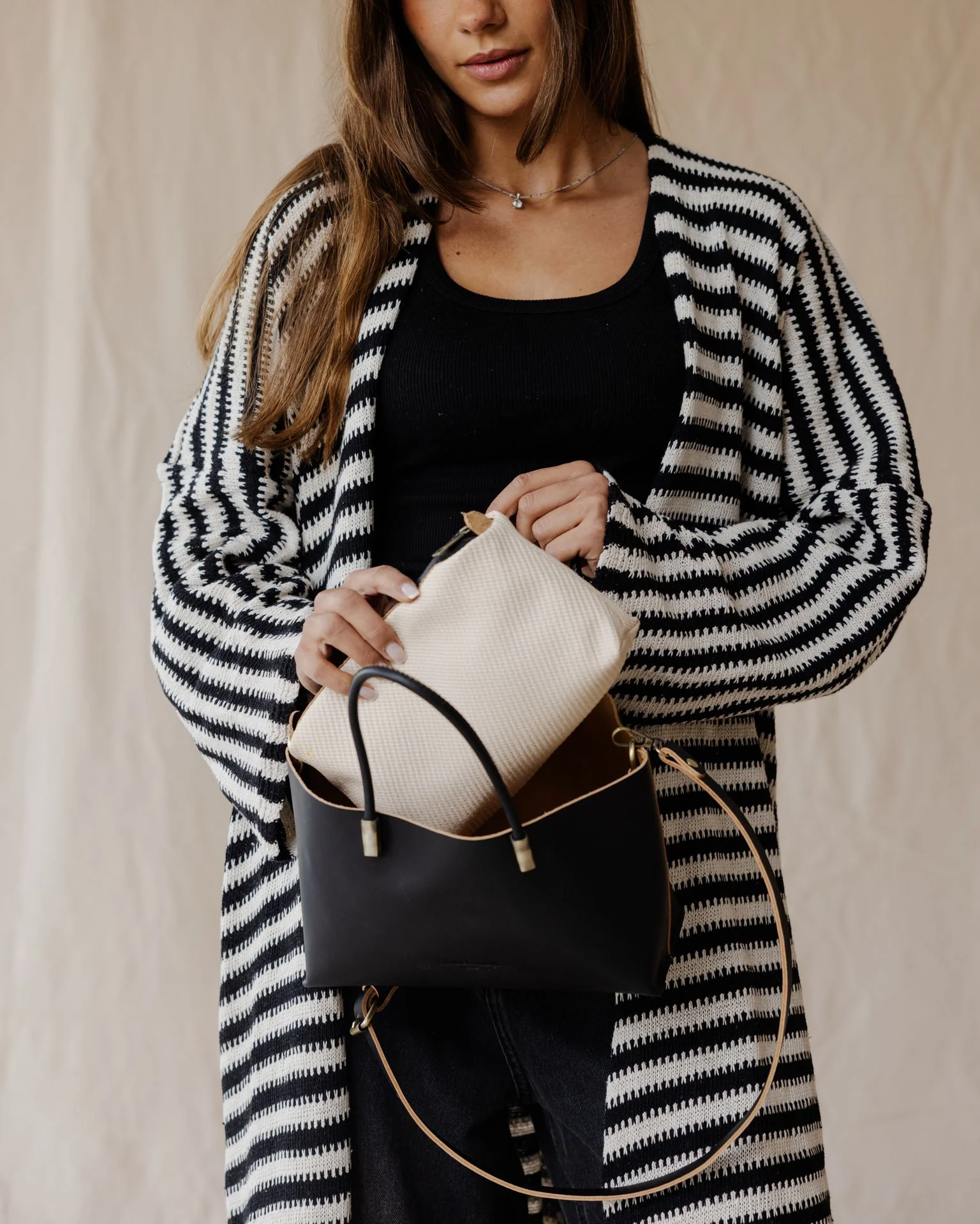 The Luce Genuine Bag In Black - Image 7