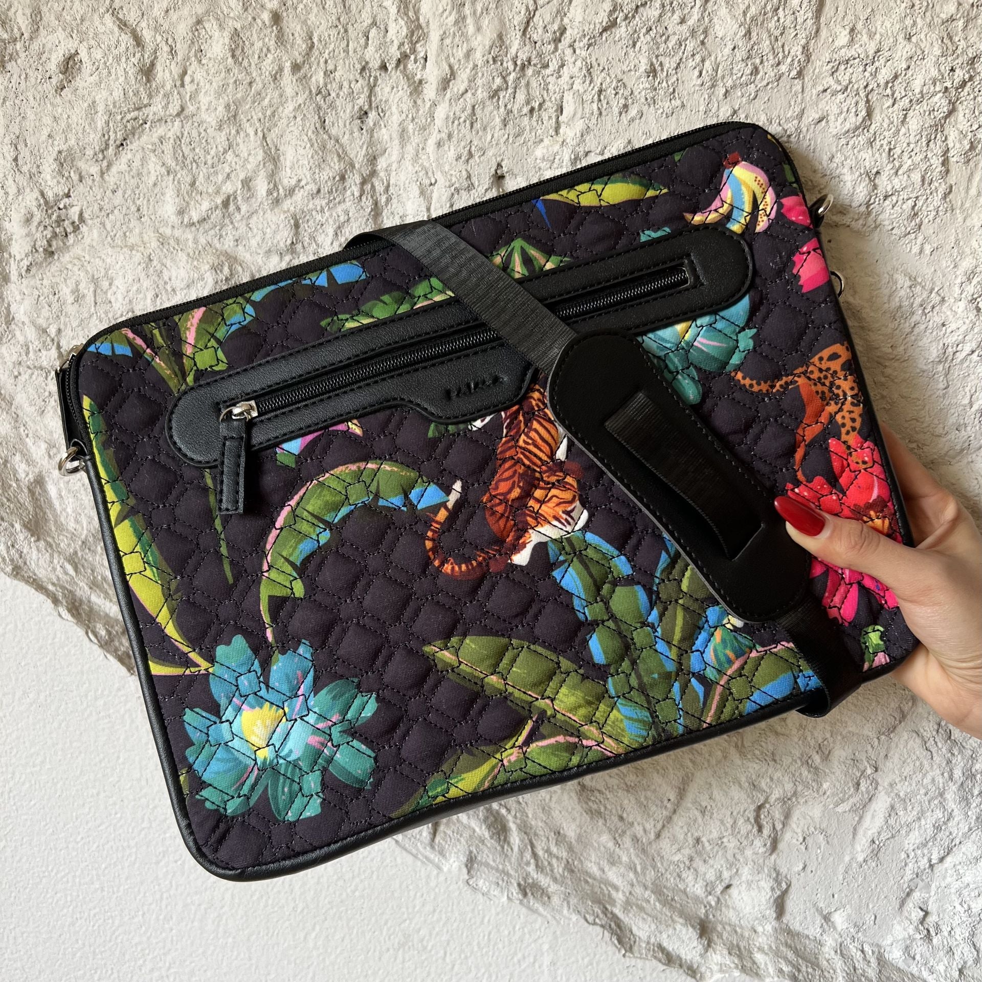 Tropical Living Quilted Sleeve Black - Image 7