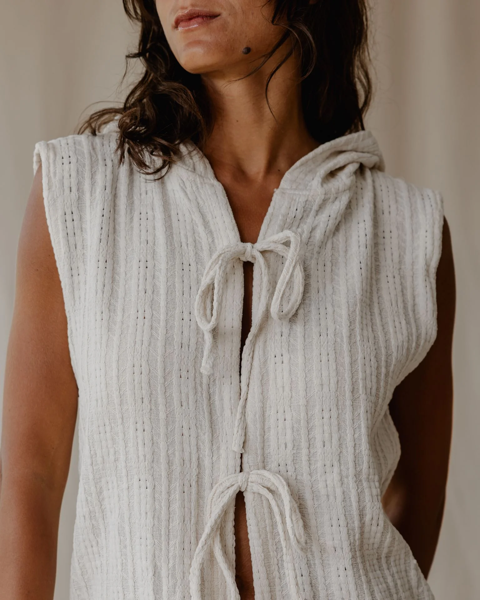 Woven Hooded Off-White Vest - Image 4